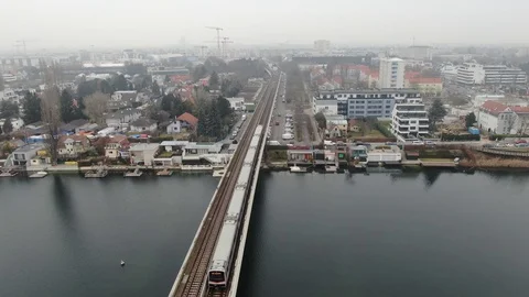 Chasing Metro Train Crossing River in Vienna Vídeos de archivo 129353952