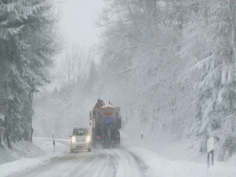 Chasing the Snowplow - hand-held shot, stabilized Vídeo Stock 84930753