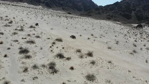 Chasing UTV through the desert Vídeos de archivo 166662432