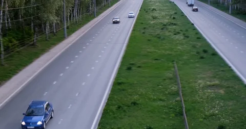 Chasse through the forest top view. high-speed passing cars on a wide road, 库存影片 108439030