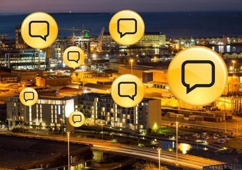 Chat bubbles over night city Foto stock