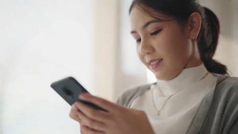 Chat talk with AI bot at cafes in chat commerce future living concept 스톡 동영상 198457806