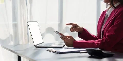 Chatbot Chat with AI, Artificial Intelligence. Business woman using technology Foto stock