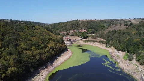 Château de la Roche : Vue aérienne du château entouré par la Loire Stock Footage 330409095