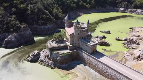 Château de la Roche : Vue aérienne du château entouré par la Loire Stock Footage 330409166