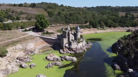 Château de la Roche : Vue aérienne du château entouré par la Loire Stock Footage 330409237