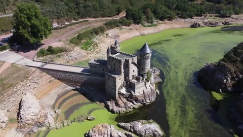 Château de la Roche : Vue aérienne du château entouré par la Loire Stock Footage 330409264