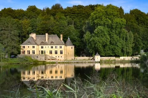 Chateau on a pond Stock-Fotos