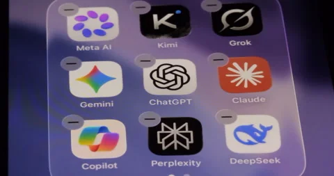 ChatGPT, Gemini, Meta AI, Copilot, Perplexity, Claude, Grok, DeepSeek, Kimi. Vídeos de archivo 341864197