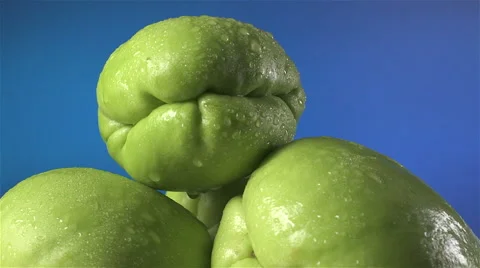 Chayote isolated rotating on blue background 库存影片 62390305