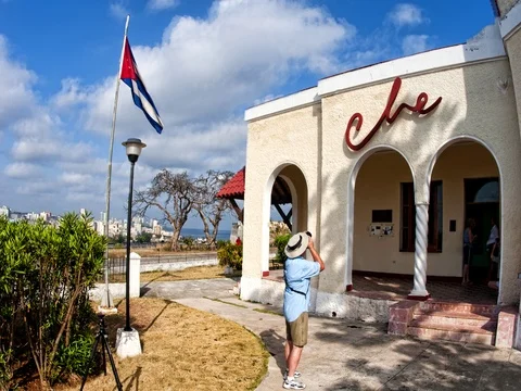 Che Guervara home on mountain overlooking Havana Cuba with tourist taking Vídeo Stock 75687873