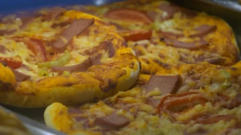 Cheap looking inexpensive pizzas on the local fast food counter, panning shot. Stock-Footage 256616183