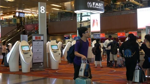 Check-in counters &amp; passengers, Changi Singapore Airport Video stock 110462702