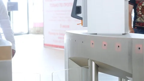 Check on e-pass system. Media. Turnstile with card reader. Electronic checkpoint Vídeos de archivo 112996025