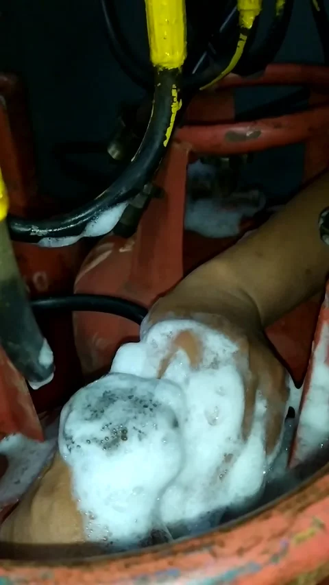 Check gas  for leaks 動画素材 170004887