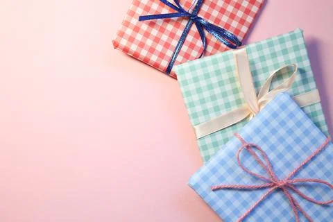 Check pattern colorful gift boxes on pink background Stockfoto's