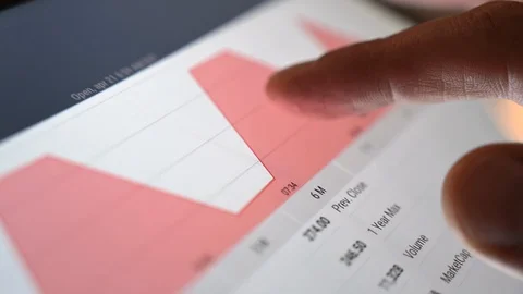 Check the performance of a stock on the stock exchange using your tablet 스톡 동영상 128829749