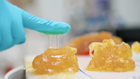 Checke the texture of grease by using finger pressing Video stock 150305597