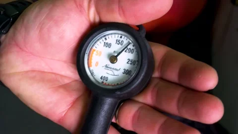 Checking the Air of Scuba Tank Close Up 库存影片 143700642