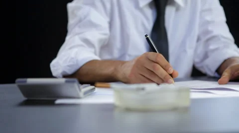 Checking and signing contract 스톡 동영상 39772895