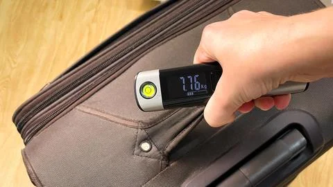 Checking baggage weight before a flight Fotos Stock