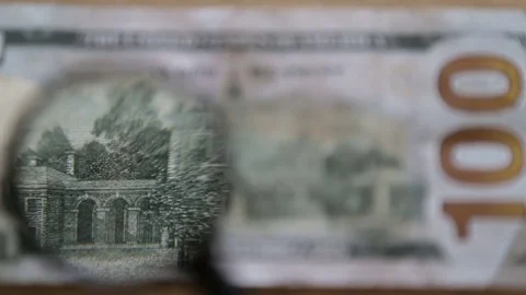 Checking a bank note Stockbeeldmateriaal 77091887
