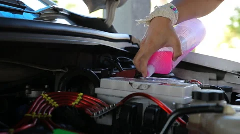 Checking battery level of engine 스톡 동영상 61206465