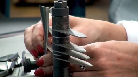 Checking bending ofpen of working blade of TV3-117 engine on template. Vídeos de archivo 123210401