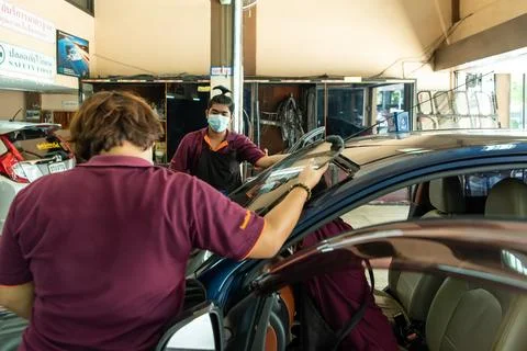 Checking car windscreen, windshield at car garage Foto stock