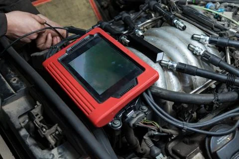 Checking the condition of the surface of the engine cylinders using an endosc Foto stock