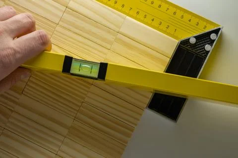 Checking the corner and level of the table Foto stock