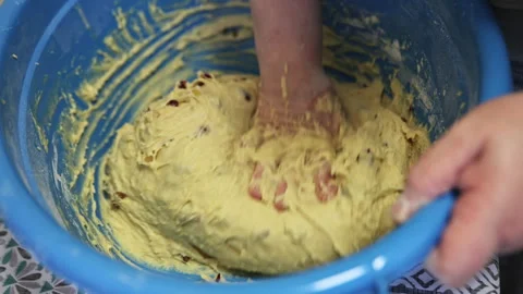 Checking Elastic Texture of Yeast Dough with Raisins in a Blue Basin Vídeo Stock 332741647