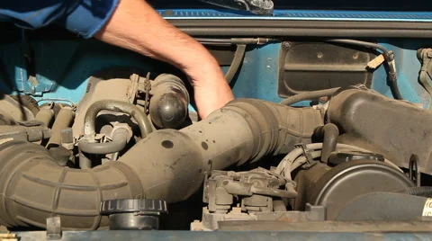 Checking fluid levels 動画素材 912069