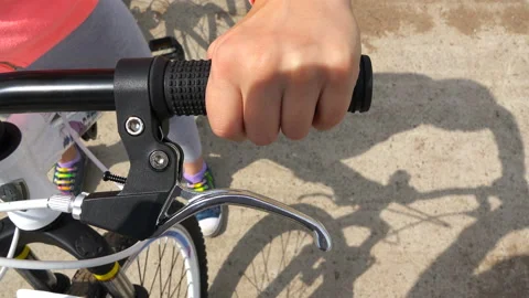 Checking the functioning of braking on a bicycle Video stock 95744448