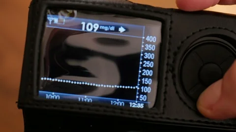Checking glucose level on dexcom receiver, real-time glucose reading Vídeo Stock 102130227