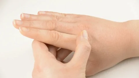 Checking the hand Vidéo 71904477