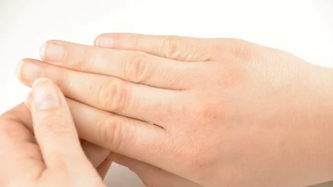 Checking the hand Vidéo 71904973