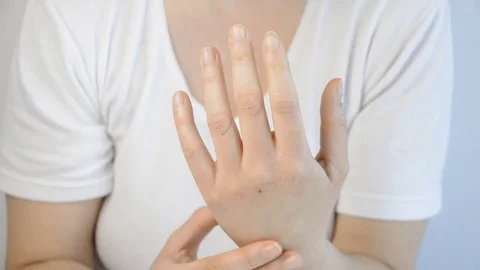 Checking the hand Vidéo 84259577