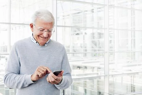 Checking in on his connections Foto stock