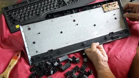 Checking the keyboard cable PC Oct 31, 2024. 库存影片 290984726