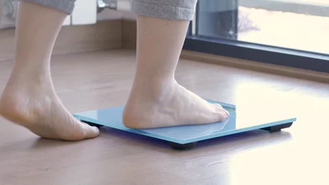 Checking kilogrammes getting on the scale Vidéo 265103107