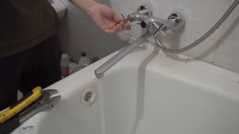 Checking the new faucet in the bathroom Vidéo 108308724