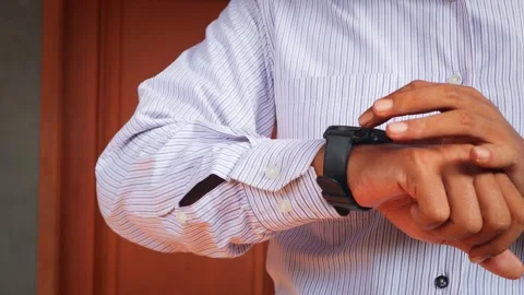 Checking notifications on smartwatch Видео 334768924