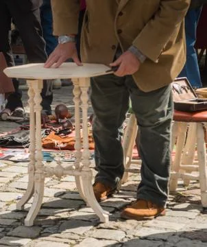 Checking objects in old antiquities market, hands. 库存照片