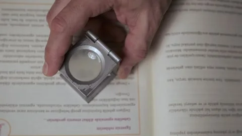 Checking Offset Print Quality of Book Pages with Loupe Vidéo 331530659