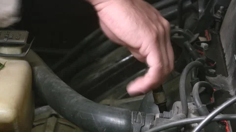 Checking oil 스톡 동영상 5193154