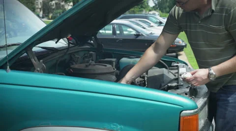 Checking oil Vídeos de archivo 33309195