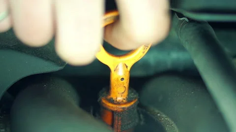 Checking the oil level in the car (3) Видео 48631048