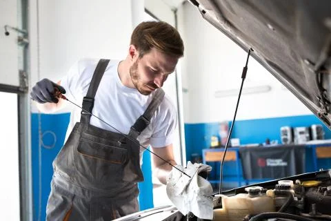 Checking oil level in the car Foto stock