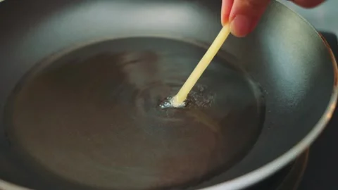 Checking oil temperature with raw potatoes Stock-Footage 252180383